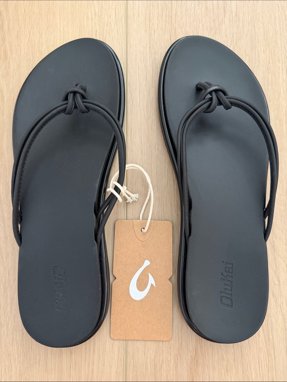 OluKai ‘Aka women’s sandals/flip flops in Black/Black, size 9